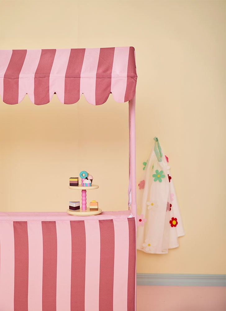 Cake stand and cakes